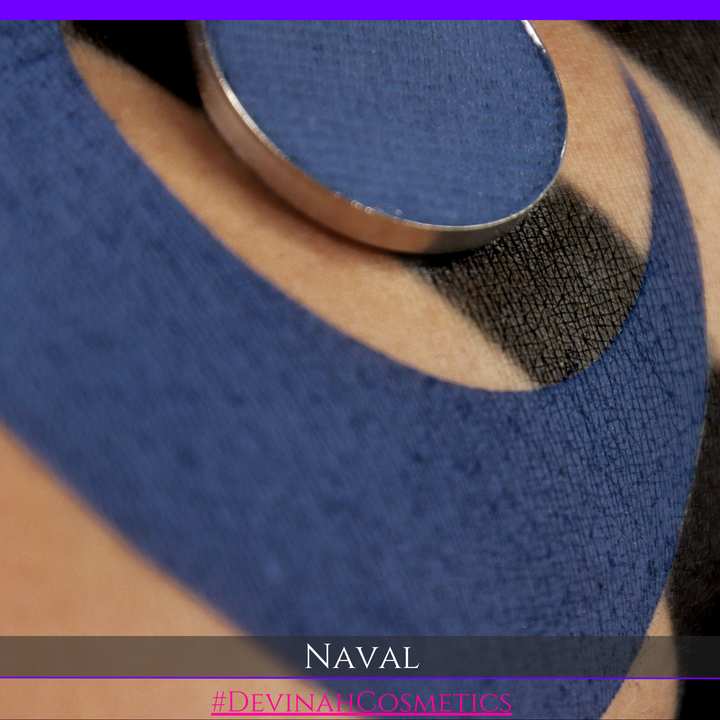 Close-up of a textured navy blue eyeshadow pan resting on skin, with the text 'NAVAL' and '#DEVINAUICOSMETICS' at the bottom.